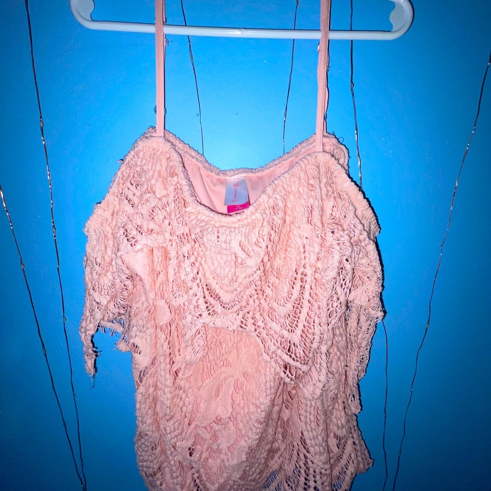 Light pink of the shoulder shirt